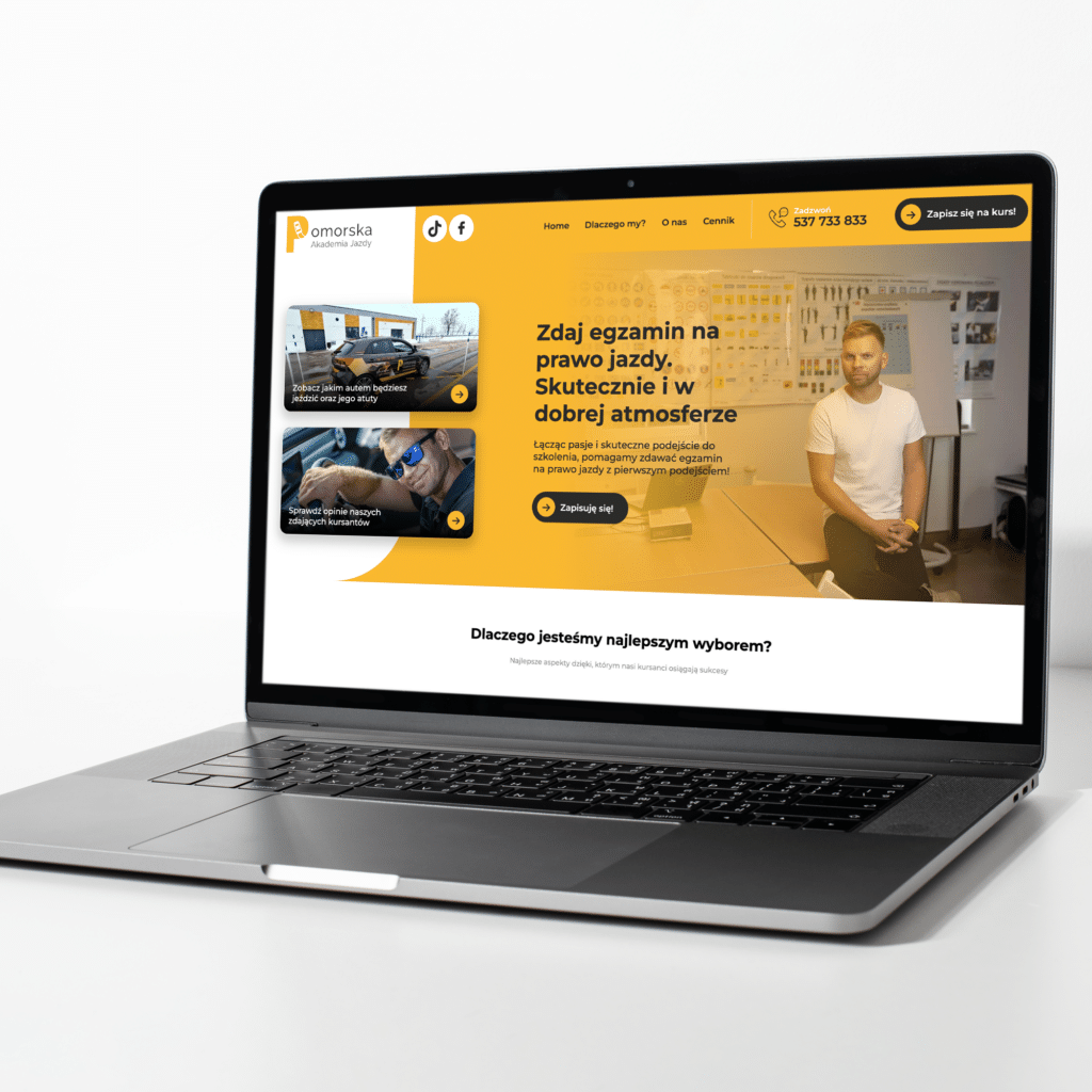 Laptop z żółtym ekranem i siedzącym na nim mężczyzną w agencji reklamowej.