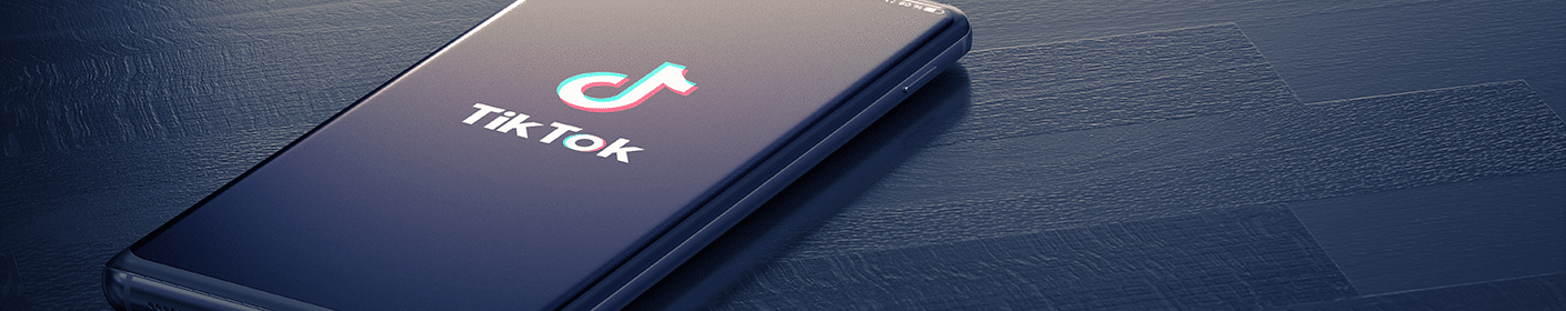 Smartfon z logo Tiktok.