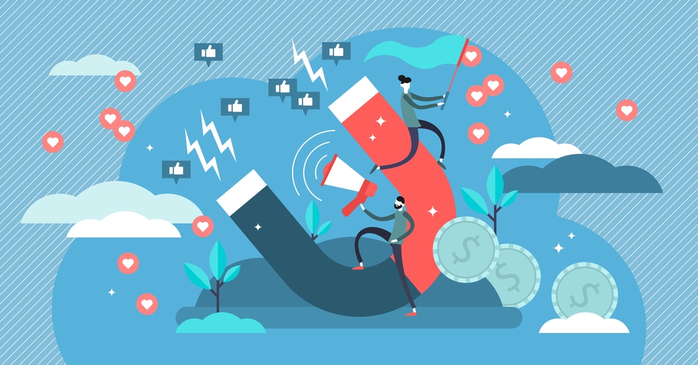 Mężczyzna trzyma megafon i baner w ramach strategii marketingowej.