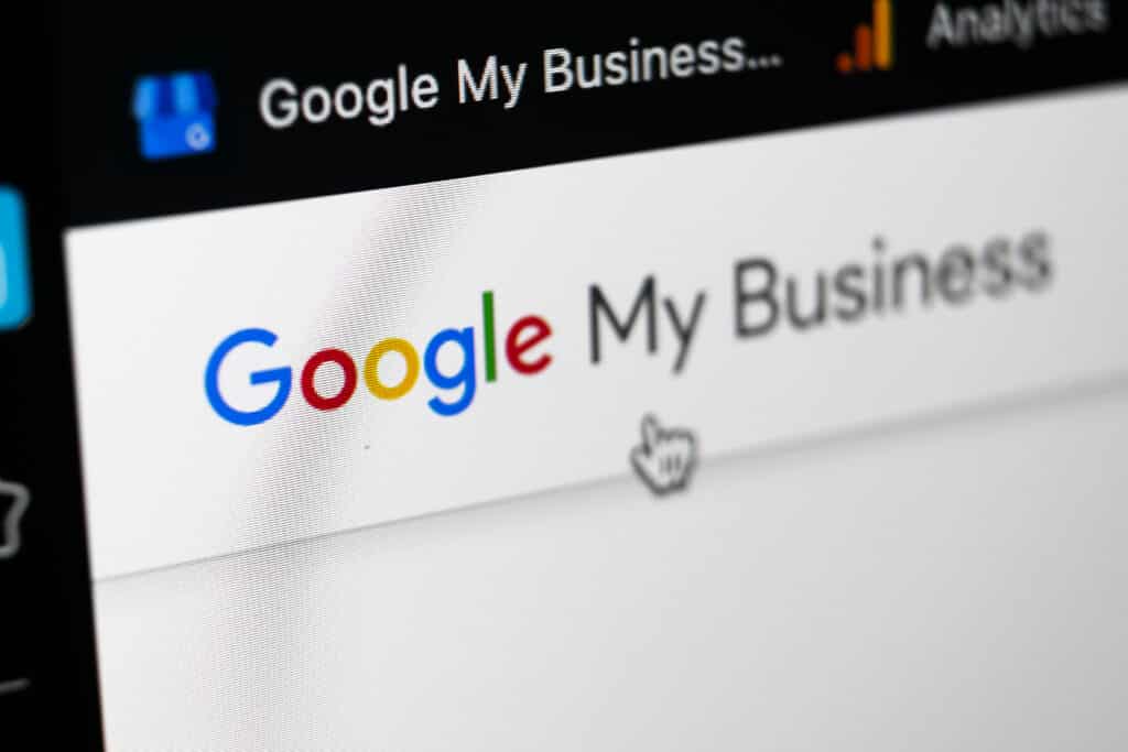 Google moja firma wyświetla się na ekranie komputera Agencji reklamowej.