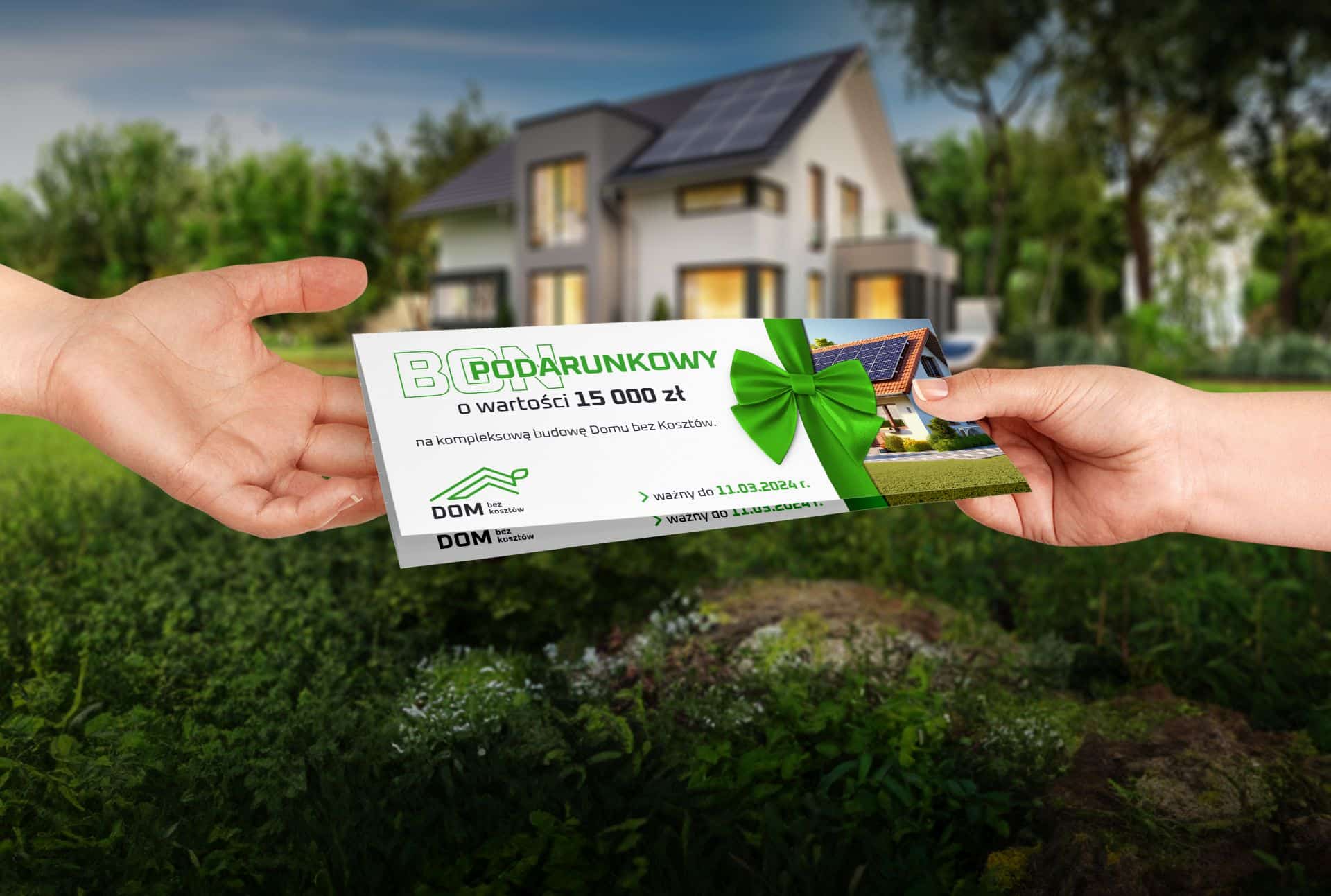 Dwie ręce wymieniające promocyjny kupon na nieruchomość na tle domu mieszkalnego.