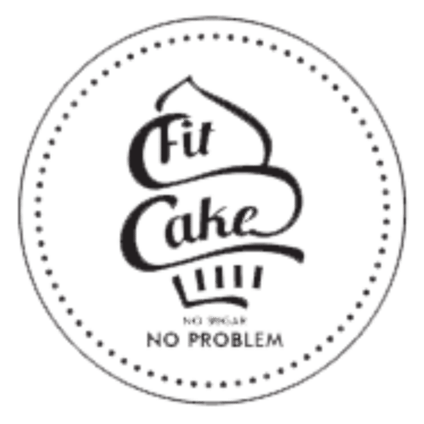 Logo „Fit Cake” przedstawiające stylizowaną babeczkę i tekst „Fit Cake” nad napisem „BEZ cukru, BEZ problemu” z kropkowaną obwódką.