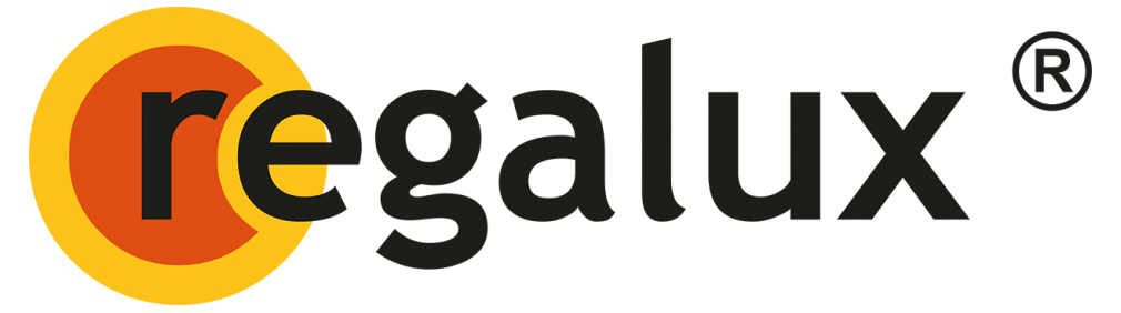 Na obrazku widać logo „regalux” z pogrubioną czarną czcionką. „R” jest zamknięte w pomarańczowym okręgu z żółtym konturem. W prawym górnym rogu pojawia się symbol zarejestrowanego znaku towarowego.