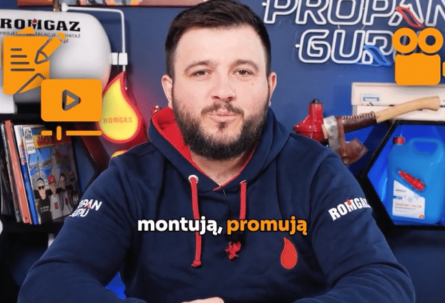 Osoba ubrana w granatowy kaptur siedzi przy biurku otoczonym przedmiotami i ikonami związanymi z propanem. Wyświetlane są słowa „montuj, promuj”.