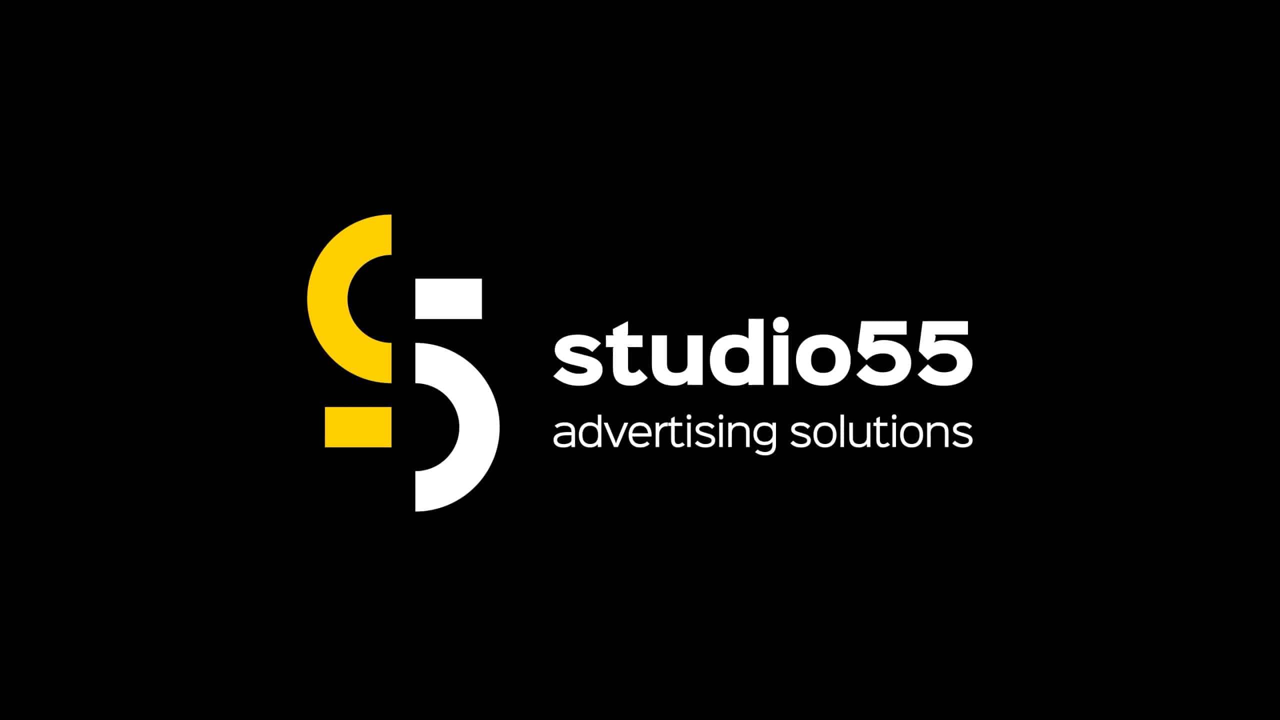 Logo dla "studio55 advertising solutions" zawierające stylizowane żółto-białe "S5" na czarnym tle, z tekstem pogrubionym i zwykłą białą czcionką.