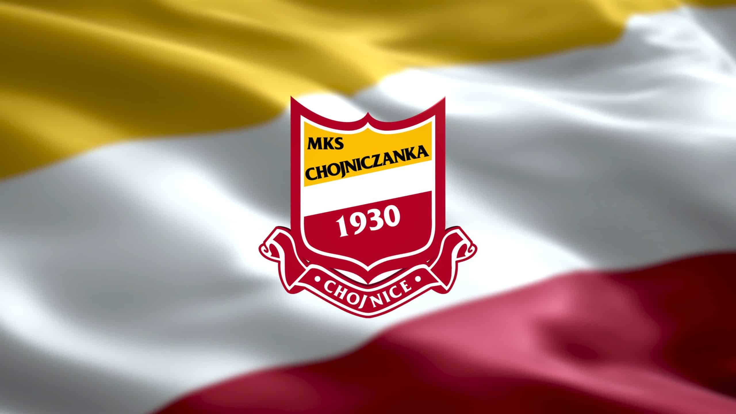 Herb klubu piłkarskiego MKS Chojniczanka 1930 wyśrodkowany na fladze z żółtymi, białymi i czerwonymi poziomymi pasami.