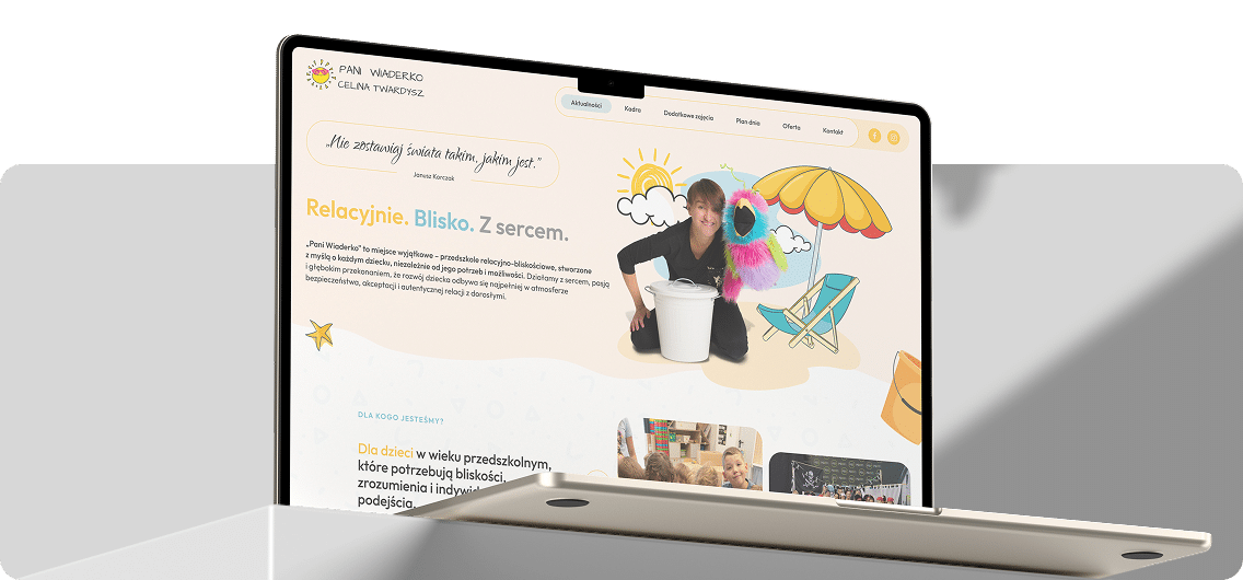 Tablet wyświetlający stronę internetową z kobietą i dzieckiem bawiącymi się w pomieszczeniu, grafiką o tematyce plażowej i polskim tekstem o związkach i dzieciach.