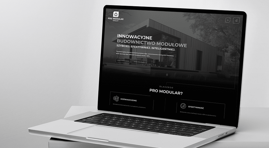 Laptop wyświetlający stronę internetową Pro Modular, zawierającą nowoczesny obraz budynku i polski tekst o innowacyjnym budownictwie modułowym.