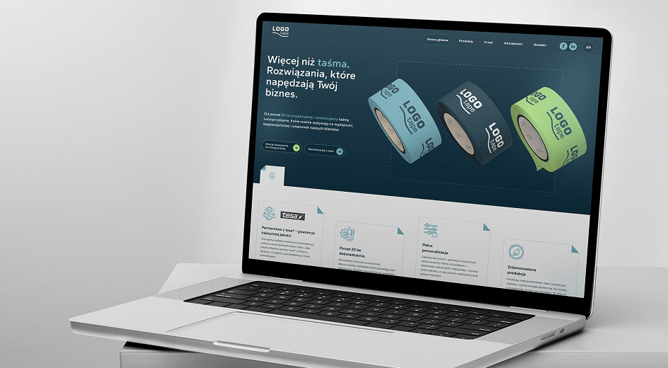 Laptop wyświetlający stronę internetową z niestandardowymi rolkami taśmy z logo i polskim tekstem o rozwiązaniach biznesowych. Główna sekcja zawiera trzy wzory taśm w kolorze niebieskim, zielonym i ciemnoniebieskim.